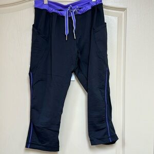 Lululemon 23” crop legging with 2 side pockets and tie waist.